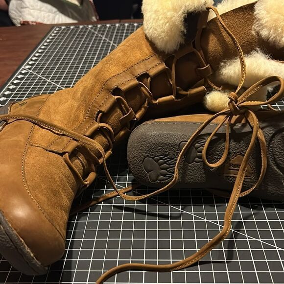 NWT Born Sheep Skin Lace up Boots 10 - Picture 3 of 8